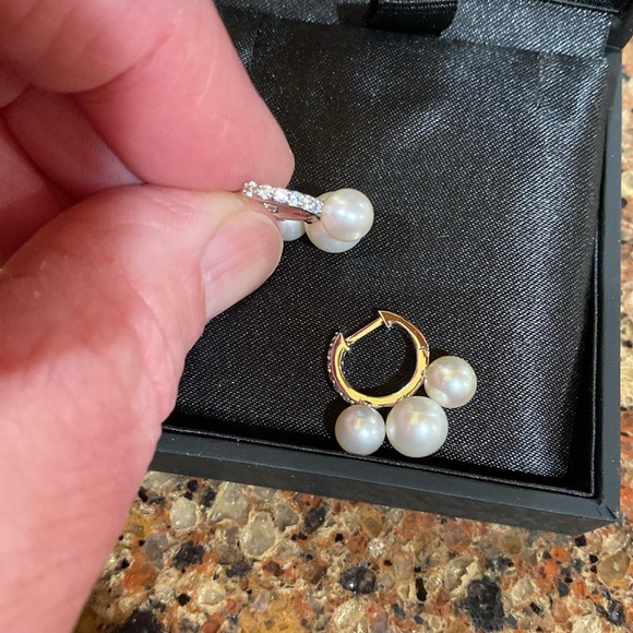 PEARL EARRINGS SAKS 5th. AVENUE - Picture 2 of 4